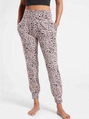 Athleta Salutation Textured Jogger Size Medium/Tall
